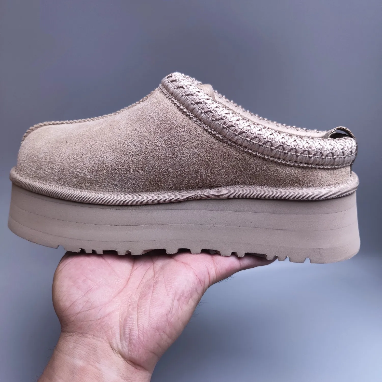 💰440 UGG sheepskin all-in-one snow boots 2553 co-branded national trend style thick-soled one-leg women’s snow boots🐾~ 🍭 A co-branded trendy item launched with well-known designer brands Feng Chen Wang and TELFAR. Zhou Dongyu & Wang Jiaer’s same style Fang Kete boots. The slip-on design makes it easy to put on and take off, and can be used indoors or outdoors. The exotic edging design is eye-catching, and it is definitely worth buying~ 🍭Material: cowhide➕sheep fur Outsole: rubber (light wing technology) 🍭Color: black, maroon, sand, dark green, light gray, chocolate, beige, walnut, brown, dark gray, red 🍭Number of codes: 35-42